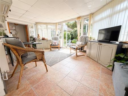 4 bedroom Semi-detached house for sale in Manor Close, East Brent