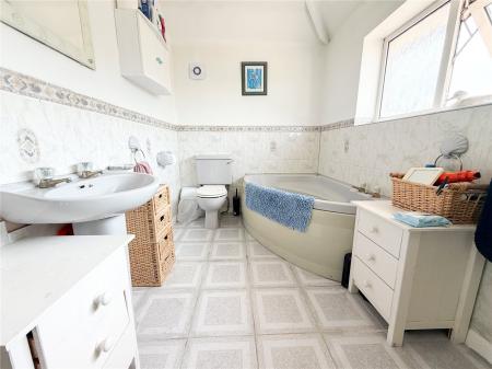 4 bedroom Semi-detached house for sale in Manor Close, East Brent