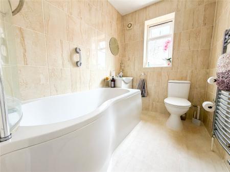 4 bedroom Semi-detached house for sale in Manor Close, East Brent