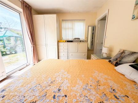 4 bedroom Semi-detached house for sale in Manor Close, East Brent