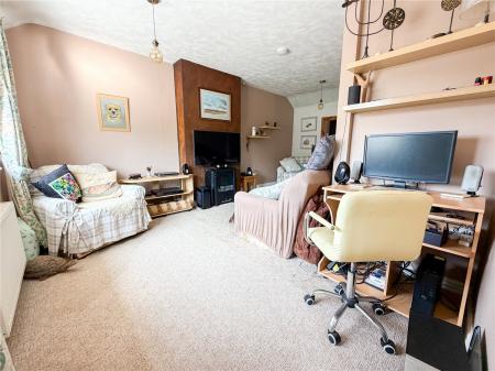 4 bedroom Semi-detached house for sale in Manor Close, East Brent