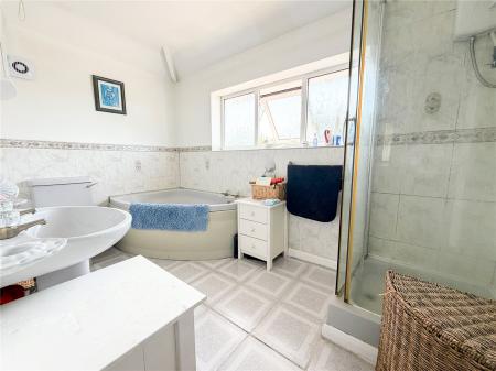 4 bedroom Semi-detached house for sale in Manor Close, East Brent