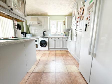 4 bedroom Semi-detached house for sale in Manor Close, East Brent