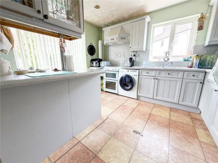 4 bedroom Semi-detached house for sale in Manor Close, East Brent
