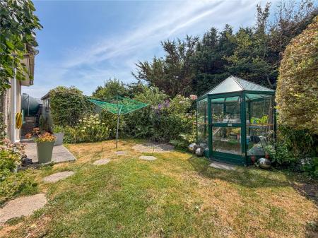 4 bedroom Semi-detached house for sale in Manor Close, East Brent