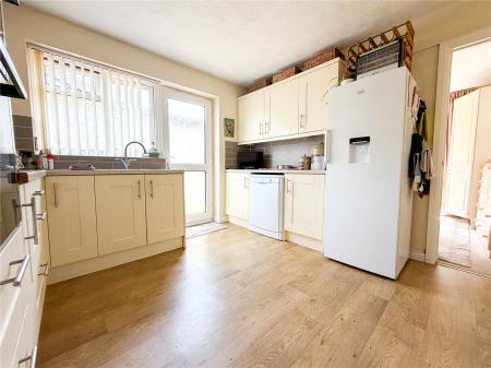 4 bedroom Semi-detached house for sale in Manor Close, East Brent