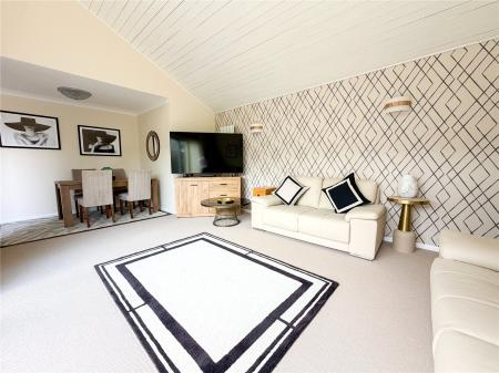 4 bedroom Detached bungalow for sale in Rose Tree Paddock, Berrow