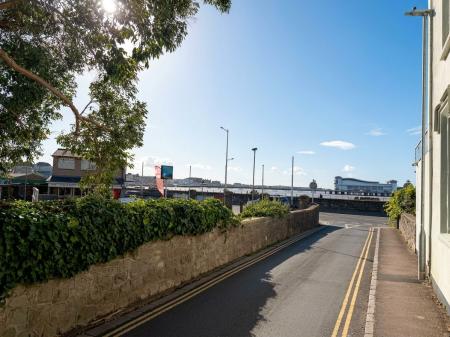 3 bedroom Flat to let in Greenfield Place, Weston-super-Mare