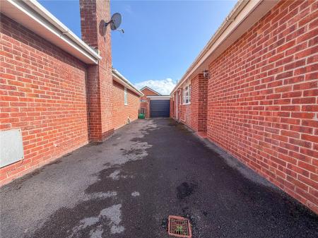 2 bedroom Detached bungalow for sale in Havage Close, Highbridge