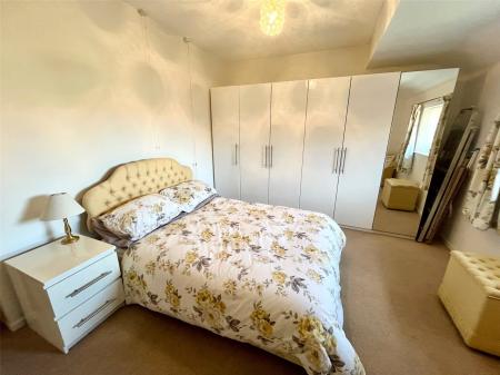 2 bedroom Flat for sale in Avondale Court, Long Beach Road