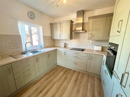 2 bedroom Flat for sale in Avondale Court, Long Beach Road