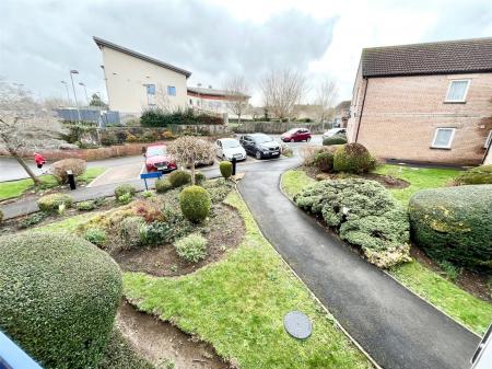 2 bedroom Flat for sale in Fairacres Close, Keynsham