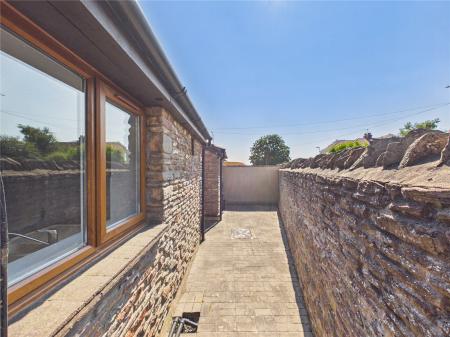 3 bedroom Semi-detached house for sale in Crossleaze Road, Hanham