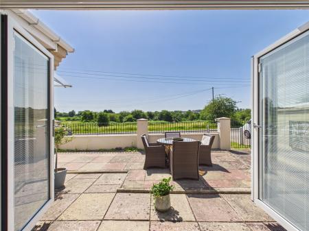 1 bedroom Detached bungalow for sale in Siston Common, Bristol