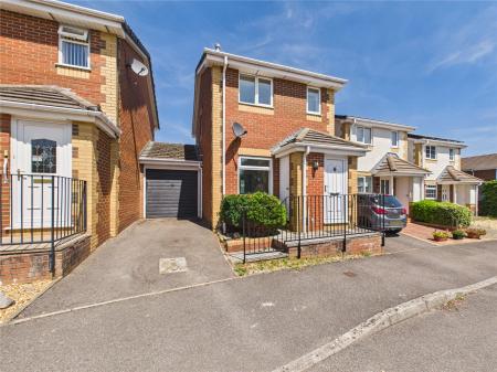 2 bedroom Link detached house for sale in Churchill Close, Barrs Court