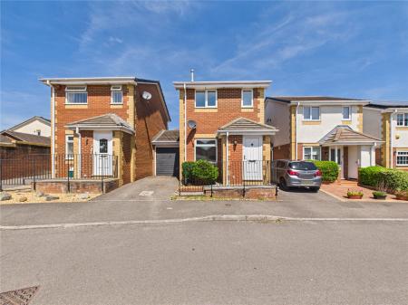 2 bedroom Link detached house for sale in Churchill Close, Barrs Court