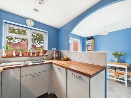 3 bedroom Link detached house for sale in Lees Lane, North Common