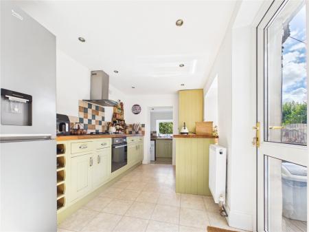 3 bedroom End of terrace house for sale in High Street, Oldland Common
