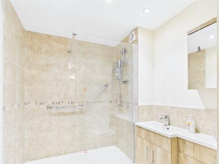 1 bedroom Ground floor flat for sale in Cloverdale Drive, Longwell Green