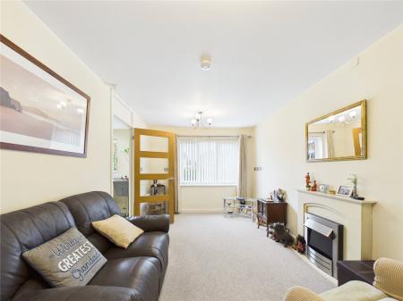 1 bedroom Ground floor flat for sale in Cloverdale Drive, Longwell Green