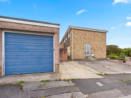 3 bedroom Semi-detached house for sale in Albany Way, North Common