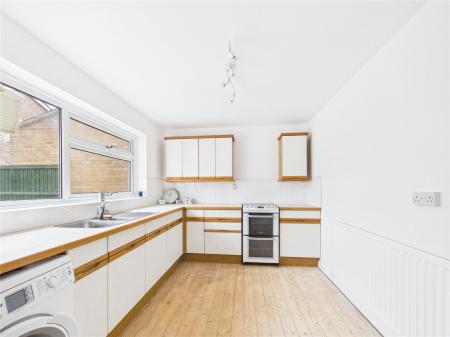3 bedroom Semi-detached house for sale in Albany Way, North Common