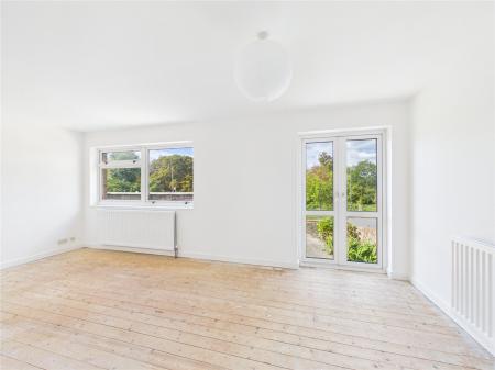 3 bedroom Semi-detached house for sale in Albany Way, North Common