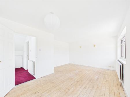 3 bedroom Semi-detached house for sale in Albany Way, North Common