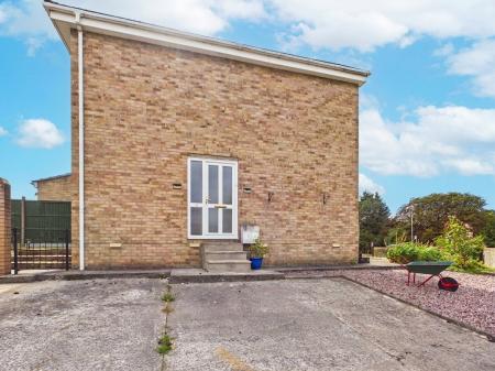 3 bedroom Semi-detached house for sale in Albany Way, North Common