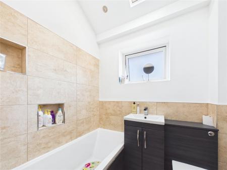 3 bedroom Semi-detached house for sale in Ashbourne Close, North Common