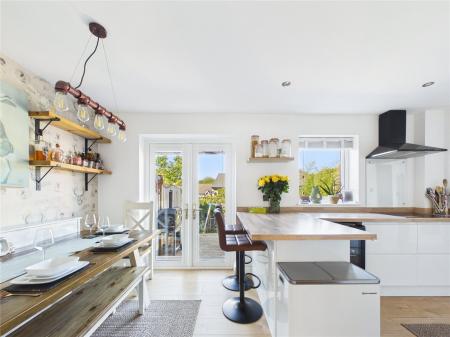 3 bedroom Semi-detached house for sale in Ashbourne Close, North Common