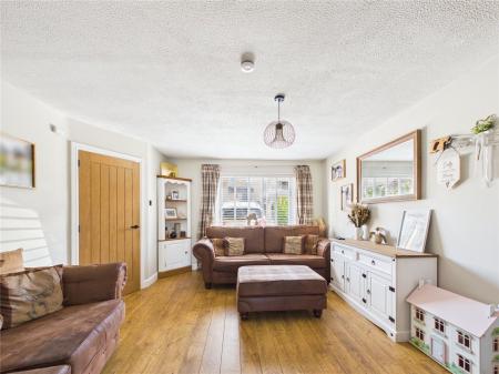 3 bedroom Semi-detached house for sale in Ashbourne Close, North Common