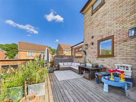 3 bedroom Semi-detached house for sale in Ashbourne Close, North Common