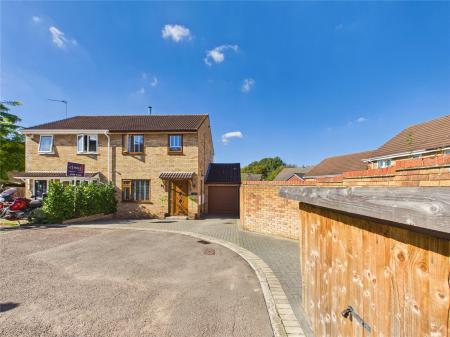 3 bedroom Semi-detached house for sale in Ashbourne Close, North Common