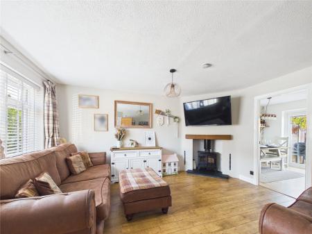 3 bedroom Semi-detached house for sale in Ashbourne Close, North Common