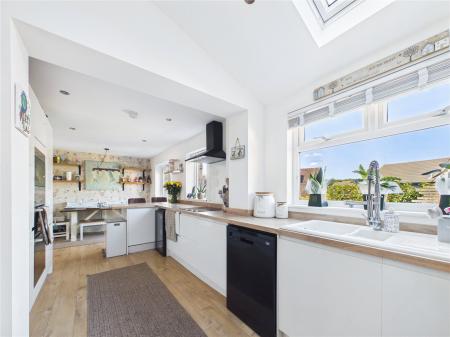 3 bedroom Semi-detached house for sale in Ashbourne Close, North Common