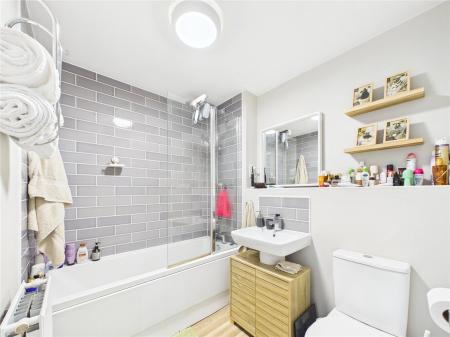 1 bedroom Ground floor flat for sale in Linnet Way, Keynsham