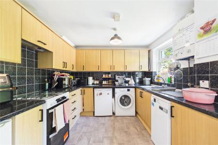 3 bedroom Terraced House to let in Ellington Drive, Basingstoke