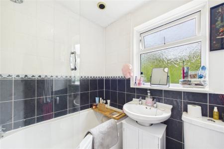 3 bedroom Terraced House to let in Ellington Drive, Basingstoke