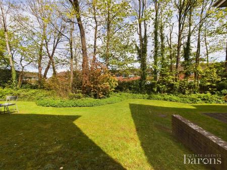 2 bedroom Ground floor flat for sale in Norn Hill, Basingstoke