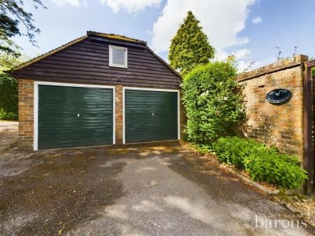 3 bedroom Detached house for sale in Hill Road, Oakley