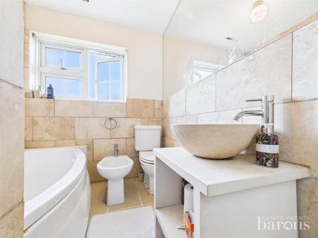 4 bedroom Detached house for sale in Upper Farm Road, Oakley