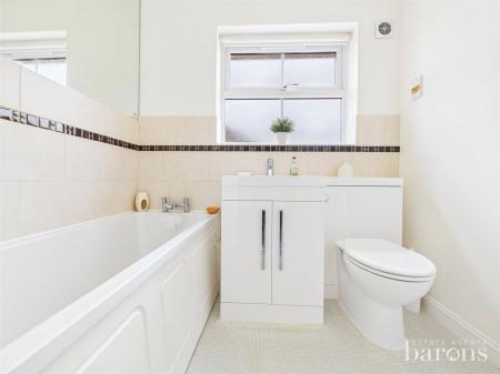 4 bedroom Detached house for sale in Chatsworth Green, Hatch Warren