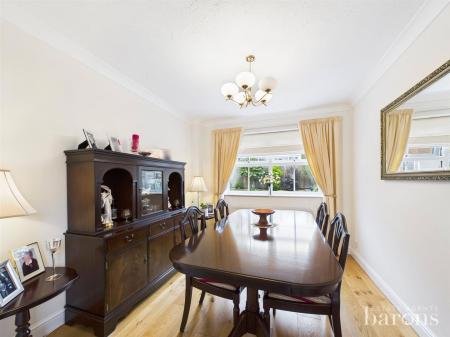 4 bedroom Detached house for sale in Chatsworth Green, Hatch Warren