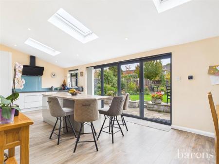 5 bedroom Semi-detached house for sale in Hawthorn Way, Basingstoke