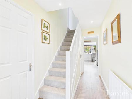 5 bedroom Semi-detached house for sale in Hawthorn Way, Basingstoke