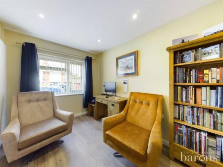 5 bedroom Semi-detached house for sale in Hawthorn Way, Basingstoke