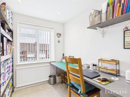 5 bedroom Semi-detached house for sale in Hawthorn Way, Basingstoke