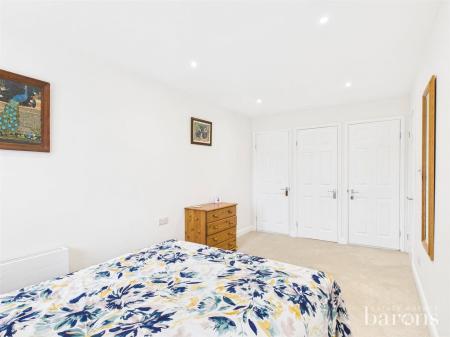5 bedroom Semi-detached house for sale in Hawthorn Way, Basingstoke