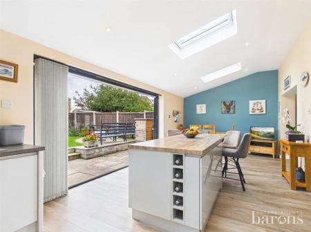 5 bedroom Semi-detached house for sale in Hawthorn Way, Basingstoke